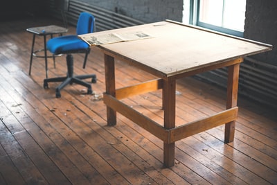 长方形棕色木书桌照片